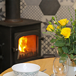 blodau melyn ar fwrdd o flaen tân coed