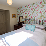 ardal eistedd awyr agored gyda grawnwin a gwin ar y bwrdd