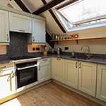 ardal gegin gyda ffenestr agored fawr