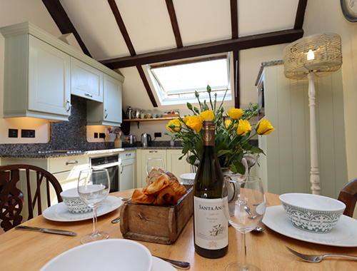 cegin a bwrdd bwyd yn lloftstabal