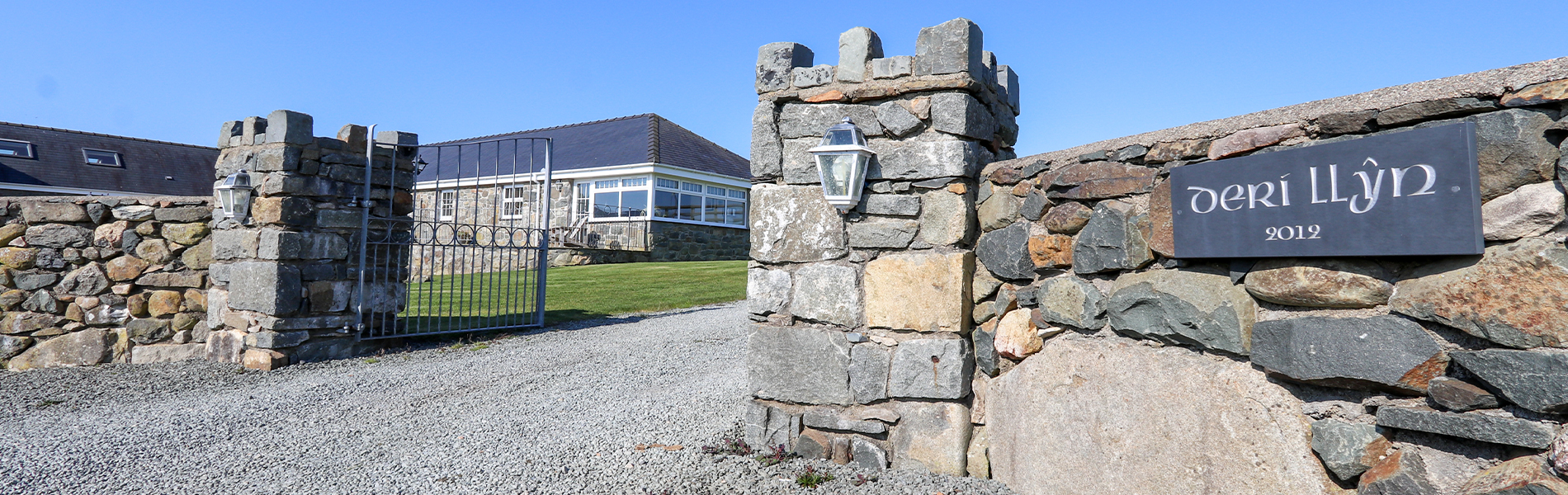 giatiau i mewn i deri llyn