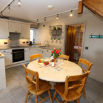 cegin a bwrdd bwyd stabal