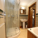 ystafell folchi gyda teils patrymog