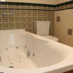 bath jaccuzi yn yr ystafell folchi