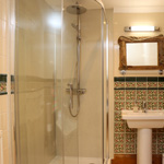 cawod a sinc yn yr ystafell folchi