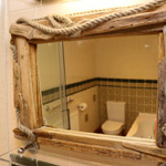 drych yn yr ystafell folchi, gyda ffram driftwood