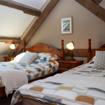 dau wely sengl yn y lofft