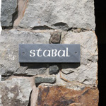 arwydd llechen stabal ar y ty