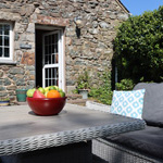 ffrwythau ar y bwrdd tu allan i stabal