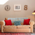 soffa fawr yn y lolfa