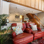 lolfa, cegin a grisiau stabal