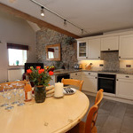 bwrdd cegin yn y gegin yn stabal