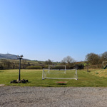 dwy gol bel-droed yn yr ardd