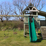 ffram chwarae i blant gyda swings a sleid