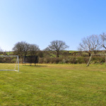 gardd fawr gyda gol pel droed a trampoline i blant