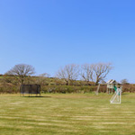 gardd fawr gyda gweithgareddau i blant