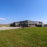 byngalo carreg mawr gyda gardd fawr glaswellt