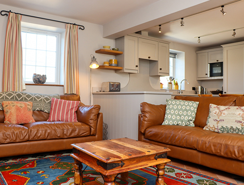  dau soffa lledar brown o flaen cegin Ysgubor